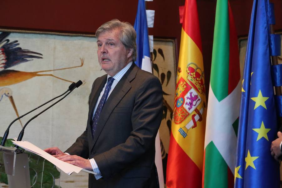 «Lagun ocupa un lugar de excepción en la transformación de San Sebastián, y destaca por su dignidad democrática y su honestidad intelectual, tras ser perseguida por todos aquellos que temen a la libertad en estos 50 últimos años», destaca el ministro de Cultural, Íñigo Méndez de Vigo, en la entrega del reconocimiento.