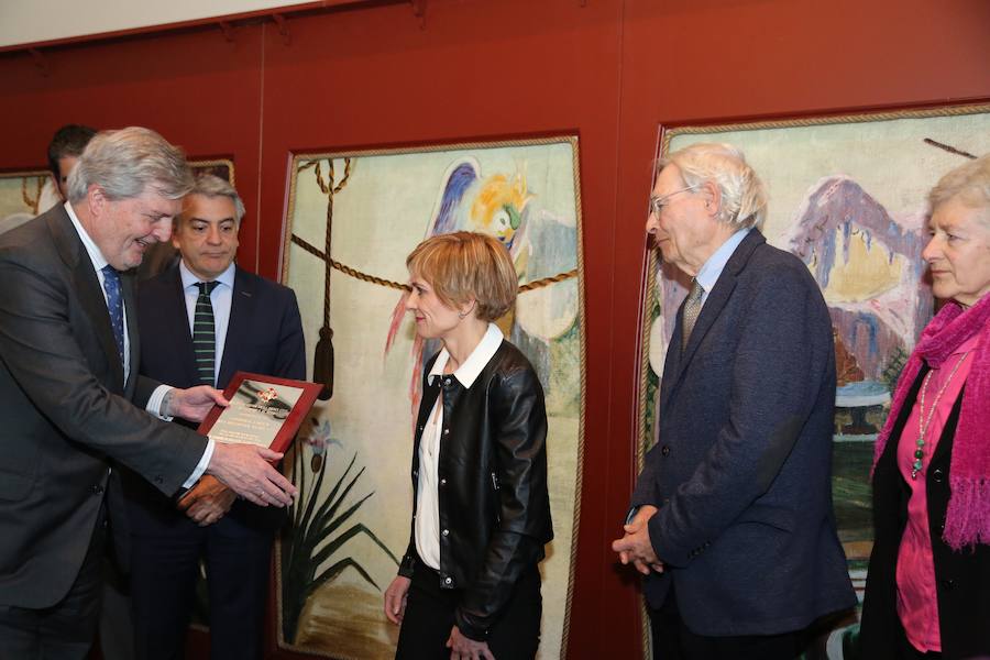 «Lagun ocupa un lugar de excepción en la transformación de San Sebastián, y destaca por su dignidad democrática y su honestidad intelectual, tras ser perseguida por todos aquellos que temen a la libertad en estos 50 últimos años», destaca el ministro de Cultural, Íñigo Méndez de Vigo, en la entrega del reconocimiento.