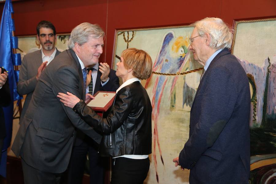 «Lagun ocupa un lugar de excepción en la transformación de San Sebastián, y destaca por su dignidad democrática y su honestidad intelectual, tras ser perseguida por todos aquellos que temen a la libertad en estos 50 últimos años», destaca el ministro de Cultural, Íñigo Méndez de Vigo, en la entrega del reconocimiento.