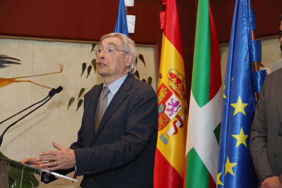 «Lagun ocupa un lugar de excepción en la transformación de San Sebastián, y destaca por su dignidad democrática y su honestidad intelectual, tras ser perseguida por todos aquellos que temen a la libertad en estos 50 últimos años», destaca el ministro de Cultural, Íñigo Méndez de Vigo, en la entrega del reconocimiento.