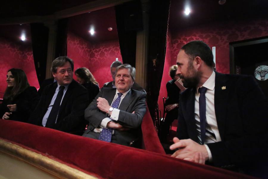 «Lagun ocupa un lugar de excepción en la transformación de San Sebastián, y destaca por su dignidad democrática y su honestidad intelectual, tras ser perseguida por todos aquellos que temen a la libertad en estos 50 últimos años», destaca el ministro de Cultural, Íñigo Méndez de Vigo, en la entrega del reconocimiento.