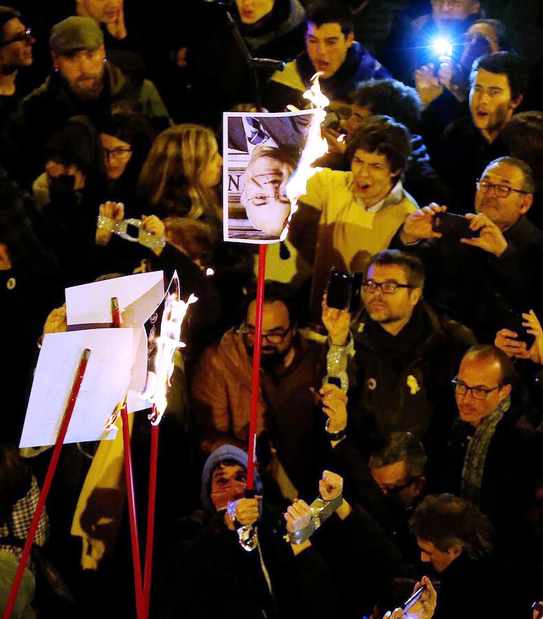 Un total de 22 personas han resultado heridas leves y dos con prónostico menos grave este viernes por la noche durante la movilización contra el encarcelamiento de políticos soberanistas en la zona de la Delegación del Gobierno en Cataluña.