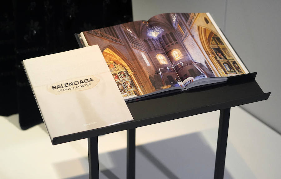 El Museo Balenciaga ha inaugurado la exposición 'Cristóbal Balenciaga. Moda y Patrimonio', que aspira a convertirse en una oportunidad para reflexionar el valor patrimonial de la obra del modisto. Este año 2018 se cumplen 50 años del retiro del maestro, momento en el que sus creaciones pasaron a poblar los archivos, las galerías y los museos.