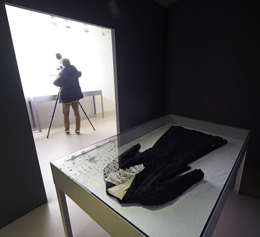 El Museo Balenciaga ha inaugurado la exposición 'Cristóbal Balenciaga. Moda y Patrimonio', que aspira a convertirse en una oportunidad para reflexionar el valor patrimonial de la obra del modisto. Este año 2018 se cumplen 50 años del retiro del maestro, momento en el que sus creaciones pasaron a poblar los archivos, las galerías y los museos.
