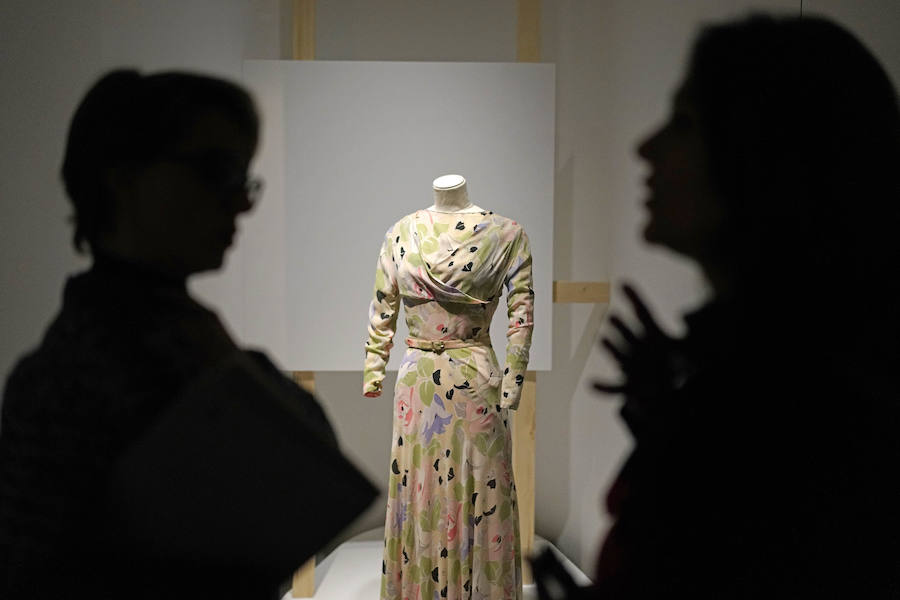 El Museo Balenciaga ha inaugurado la exposición 'Cristóbal Balenciaga. Moda y Patrimonio', que aspira a convertirse en una oportunidad para reflexionar el valor patrimonial de la obra del modisto. Este año 2018 se cumplen 50 años del retiro del maestro, momento en el que sus creaciones pasaron a poblar los archivos, las galerías y los museos.