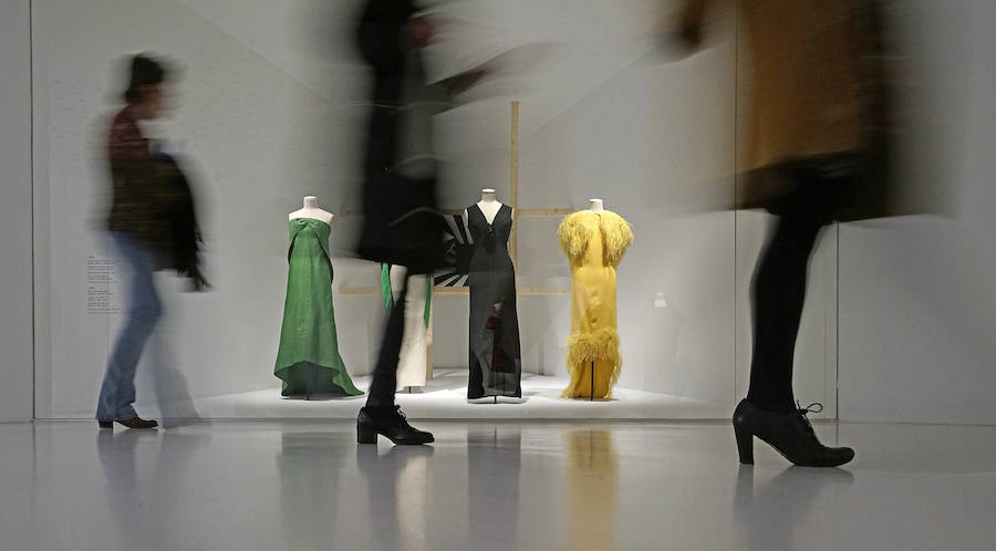 El Museo Balenciaga ha inaugurado la exposición 'Cristóbal Balenciaga. Moda y Patrimonio', que aspira a convertirse en una oportunidad para reflexionar el valor patrimonial de la obra del modisto. Este año 2018 se cumplen 50 años del retiro del maestro, momento en el que sus creaciones pasaron a poblar los archivos, las galerías y los museos.