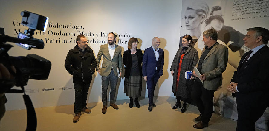 El Museo Balenciaga ha inaugurado la exposición 'Cristóbal Balenciaga. Moda y Patrimonio', que aspira a convertirse en una oportunidad para reflexionar el valor patrimonial de la obra del modisto. Este año 2018 se cumplen 50 años del retiro del maestro, momento en el que sus creaciones pasaron a poblar los archivos, las galerías y los museos.