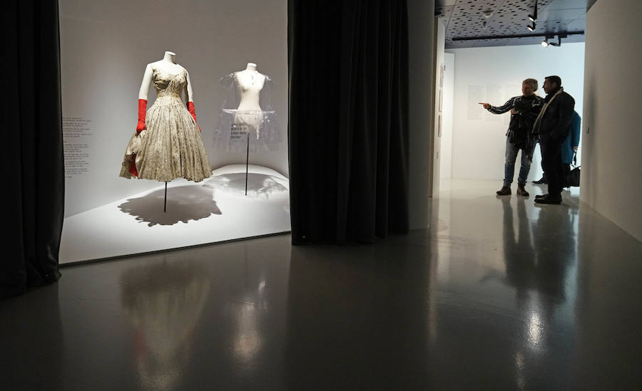 El Museo Balenciaga ha inaugurado la exposición 'Cristóbal Balenciaga. Moda y Patrimonio', que aspira a convertirse en una oportunidad para reflexionar el valor patrimonial de la obra del modisto. Este año 2018 se cumplen 50 años del retiro del maestro, momento en el que sus creaciones pasaron a poblar los archivos, las galerías y los museos.