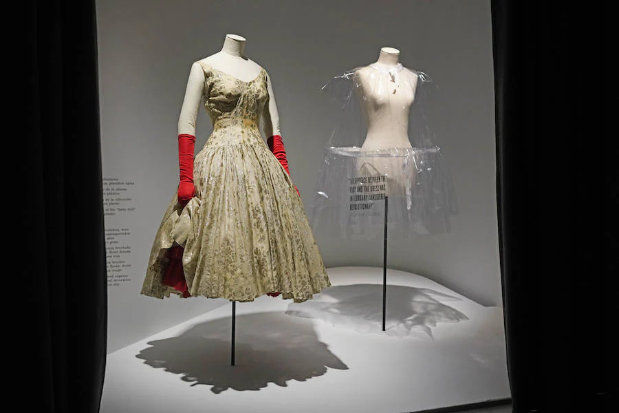 El Museo Balenciaga ha inaugurado la exposición 'Cristóbal Balenciaga. Moda y Patrimonio', que aspira a convertirse en una oportunidad para reflexionar el valor patrimonial de la obra del modisto. Este año 2018 se cumplen 50 años del retiro del maestro, momento en el que sus creaciones pasaron a poblar los archivos, las galerías y los museos.