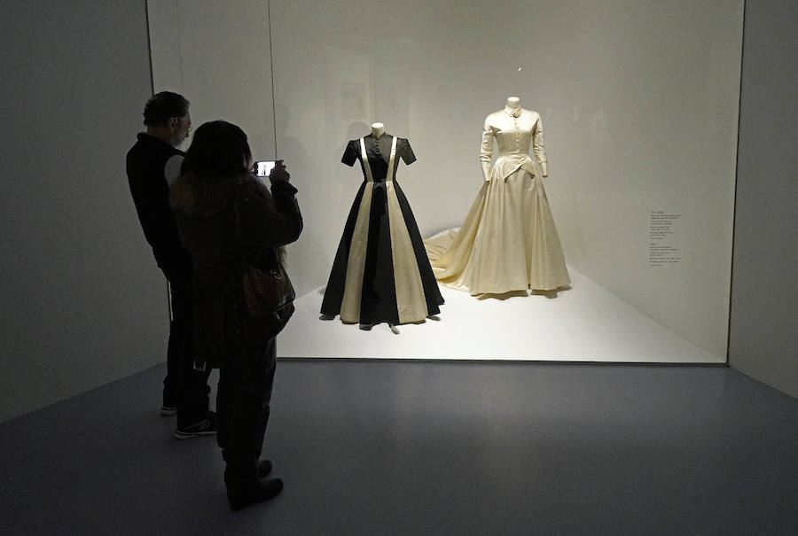 El Museo Balenciaga ha inaugurado la exposición 'Cristóbal Balenciaga. Moda y Patrimonio', que aspira a convertirse en una oportunidad para reflexionar el valor patrimonial de la obra del modisto. Este año 2018 se cumplen 50 años del retiro del maestro, momento en el que sus creaciones pasaron a poblar los archivos, las galerías y los museos.