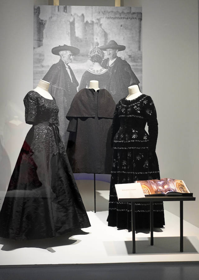 El Museo Balenciaga ha inaugurado la exposición 'Cristóbal Balenciaga. Moda y Patrimonio', que aspira a convertirse en una oportunidad para reflexionar el valor patrimonial de la obra del modisto. Este año 2018 se cumplen 50 años del retiro del maestro, momento en el que sus creaciones pasaron a poblar los archivos, las galerías y los museos.