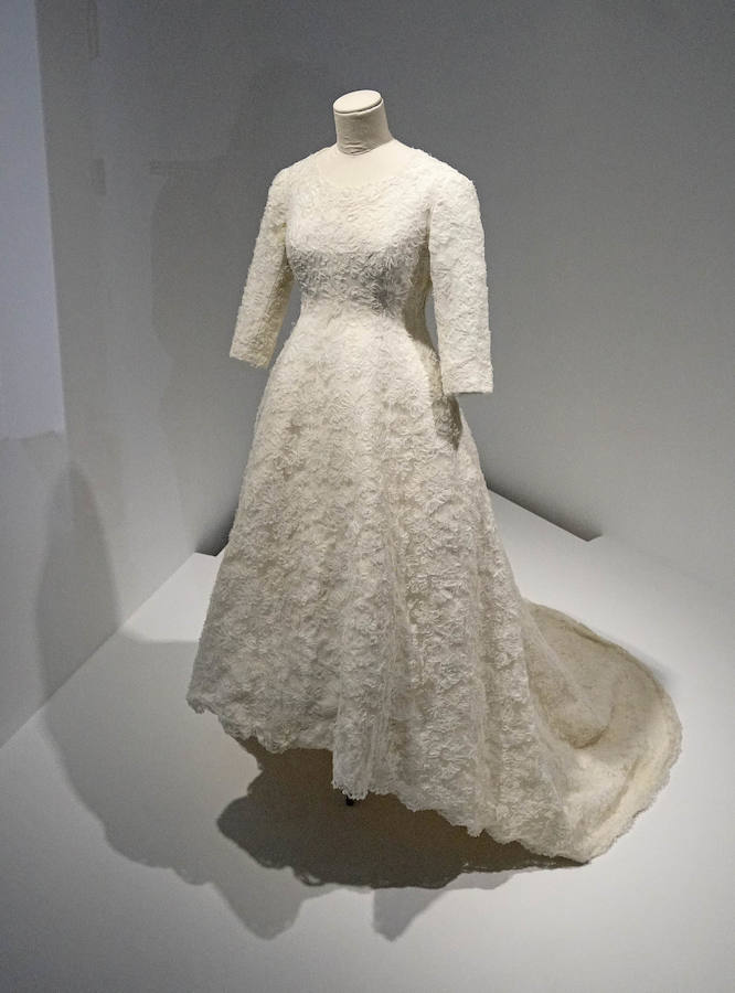 El Museo Balenciaga ha inaugurado la exposición 'Cristóbal Balenciaga. Moda y Patrimonio', que aspira a convertirse en una oportunidad para reflexionar el valor patrimonial de la obra del modisto. Este año 2018 se cumplen 50 años del retiro del maestro, momento en el que sus creaciones pasaron a poblar los archivos, las galerías y los museos.