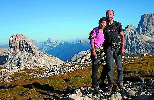 Unai, junto a su compañera Estefi, en una de sus salidas montañeras 