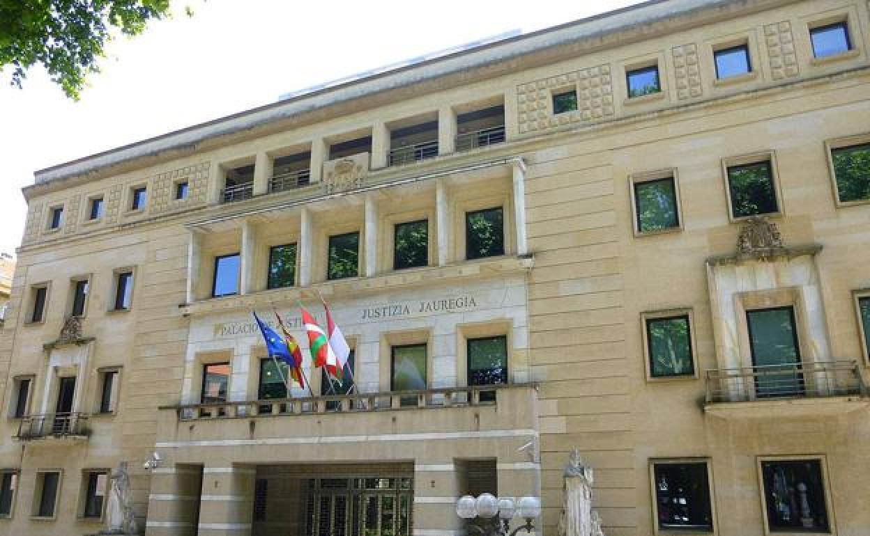 El TSJPV admite a trámite una querella contra la juez que investiga al fotógrafo donostiarra por presuntos abusos