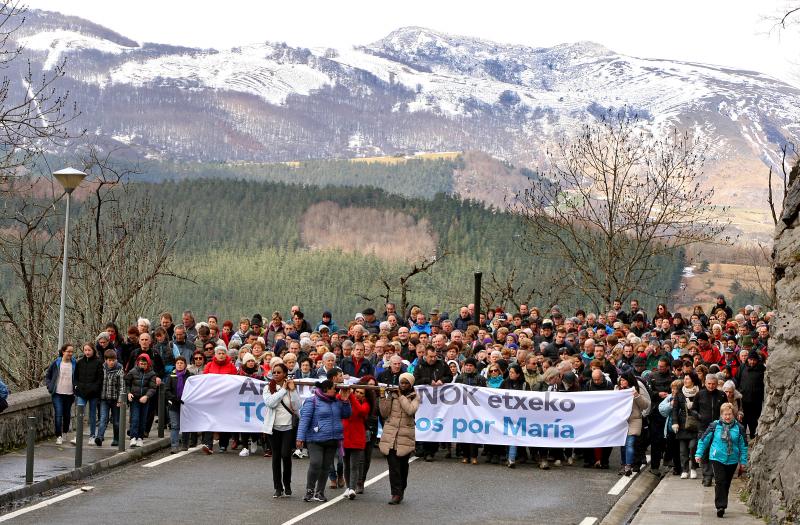 El recorrido por la diócesis de la Cruz de Lampedusa, símbolo para denunciar el drama de los refugiado y los emigrantes, llega a Bergara tras participar por la mañana en la marcha a Arantzazu.