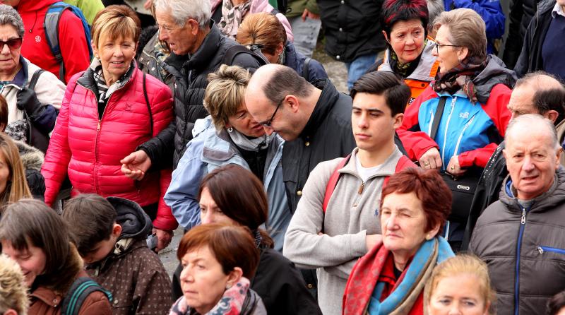 El recorrido por la diócesis de la Cruz de Lampedusa, símbolo para denunciar el drama de los refugiado y los emigrantes, llega a Bergara tras participar por la mañana en la marcha a Arantzazu.