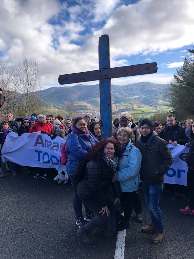 El recorrido por la diócesis de la Cruz de Lampedusa, símbolo para denunciar el drama de los refugiado y los emigrantes, llega a Bergara tras participar por la mañana en la marcha a Arantzazu.