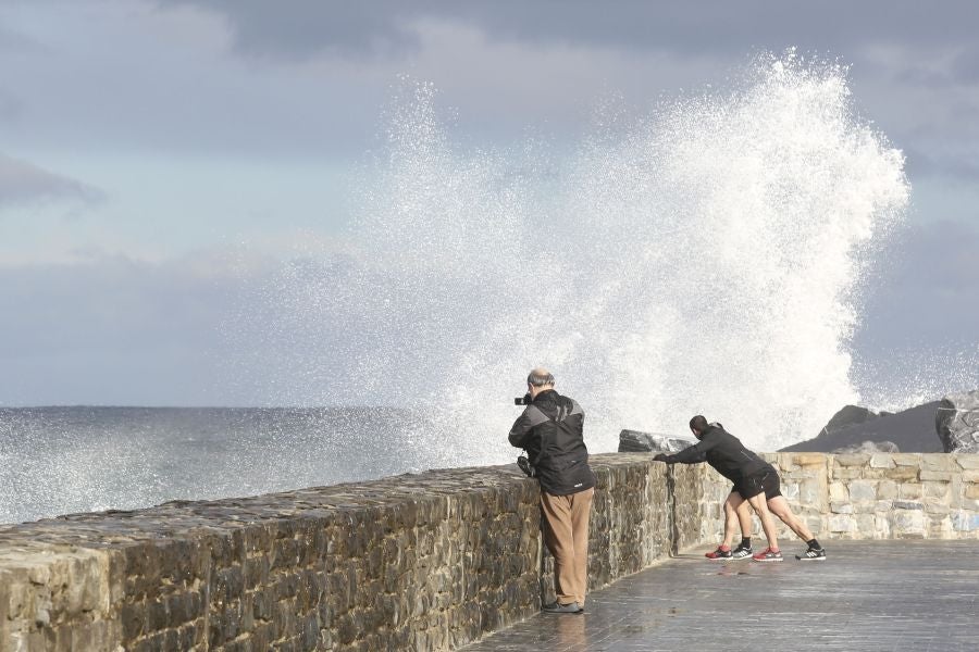 La ciclogénesis 'Hugo' traerá viento, oleaje y lluvias generalizadas. Ante esta previsión, la costa de Gipuzkoa permanecerá este sábado en alerta naranja por fuerte oleaje.