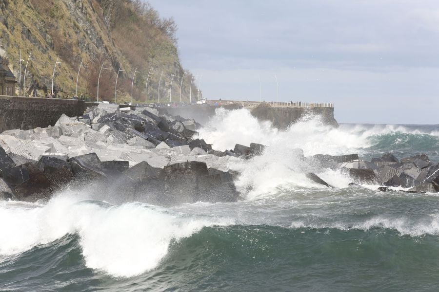 La ciclogénesis 'Hugo' traerá viento, oleaje y lluvias generalizadas. Ante esta previsión, la costa de Gipuzkoa permanecerá este sábado en alerta naranja por fuerte oleaje.