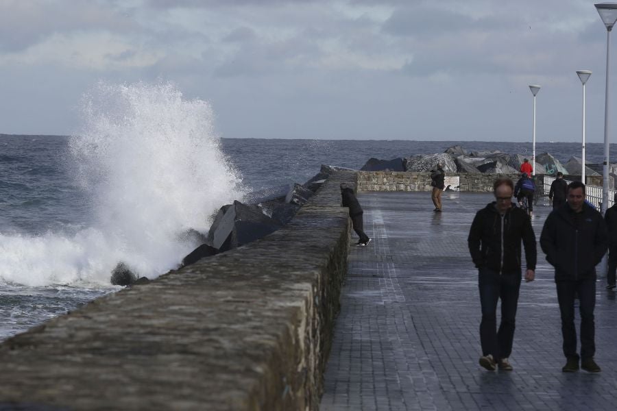La ciclogénesis 'Hugo' traerá viento, oleaje y lluvias generalizadas. Ante esta previsión, la costa de Gipuzkoa permanecerá este sábado en alerta naranja por fuerte oleaje.