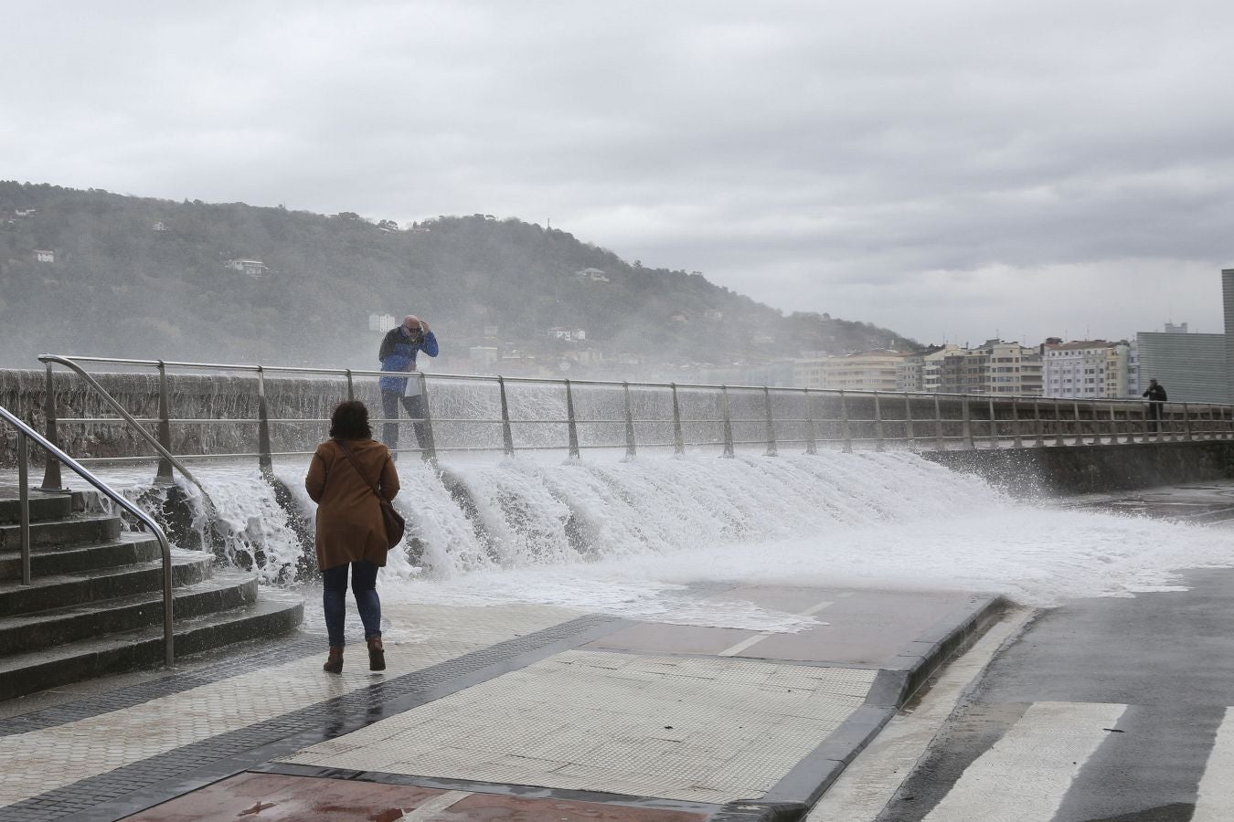 La ciclogénesis 'Hugo' traerá viento, oleaje y lluvias generalizadas. Ante esta previsión, la costa de Gipuzkoa permanecerá este sábado en alerta naranja por fuerte oleaje.