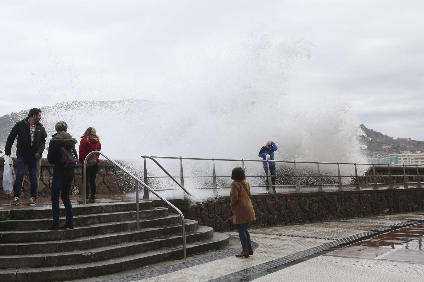 La ciclogénesis 'Hugo' traerá viento, oleaje y lluvias generalizadas. Ante esta previsión, la costa de Gipuzkoa permanecerá este sábado en alerta naranja por fuerte oleaje.