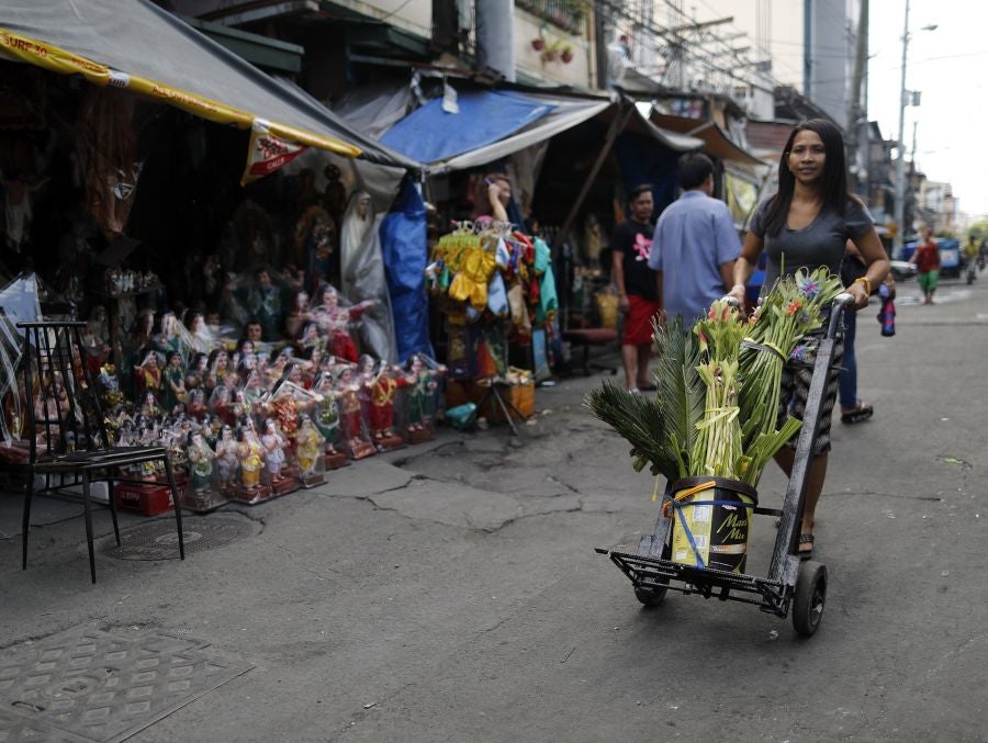 En la ciudad de Paranaque, sur de Manila, Filipinas, los vecinos de la localidad conmemoran la entrada de Cristo en la ciudad de Jerusalén con hojas de palma. Los católicos filipinos llevan sus 'palaspas' hasta la iglesia más cercana para que sea bendecido por el cura local. Finalmente, el ramo colgará en la entrada de las casas locales a fin de que el demonio no lo cruce jamás. 