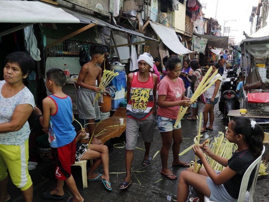 En la ciudad de Paranaque, sur de Manila, Filipinas, los vecinos de la localidad conmemoran la entrada de Cristo en la ciudad de Jerusalén con hojas de palma. Los católicos filipinos llevan sus 'palaspas' hasta la iglesia más cercana para que sea bendecido por el cura local. Finalmente, el ramo colgará en la entrada de las casas locales a fin de que el demonio no lo cruce jamás. 