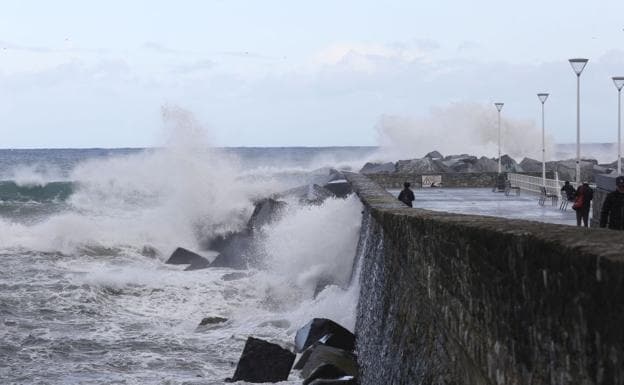 Oleaje esta mañana en San Sebastián. 