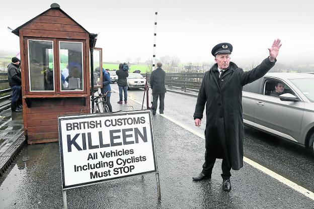 ¡STOP!. Manifestantes ataviados como policía de fronteras instalan una falsa aduana en la localidad de Killeen en una protesta contra las consecuencias del 'Brexit'. 