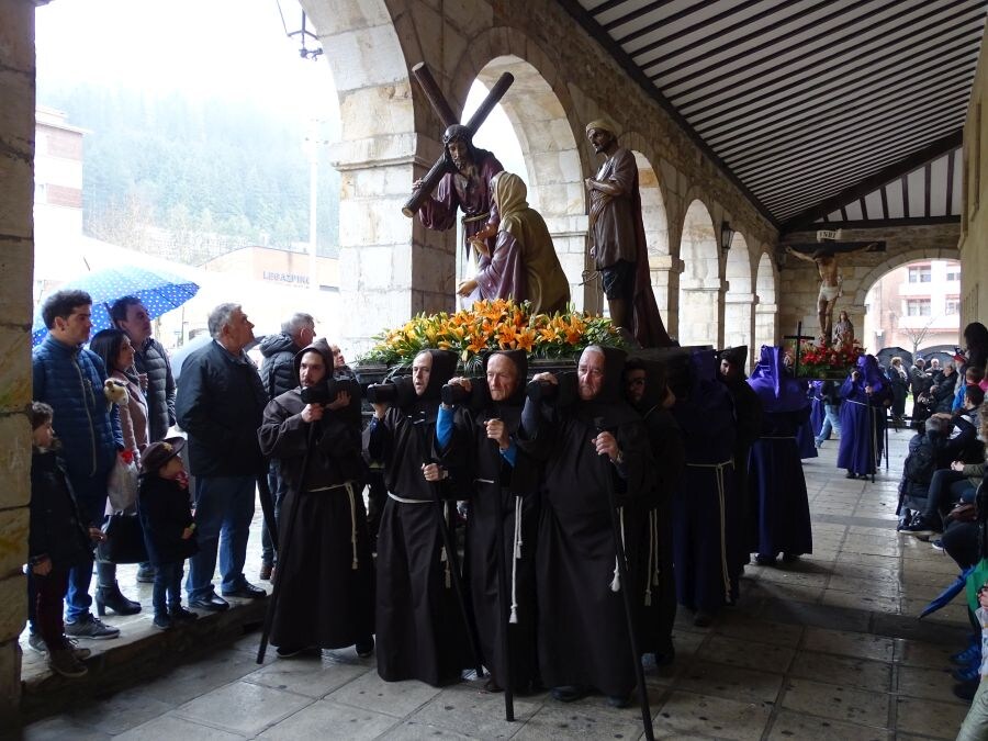 Decenas de fieles han recuperado la procesión de Semana Santa, desaparecida en 1979.