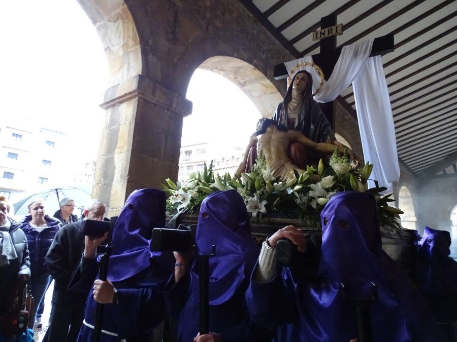 Decenas de fieles han recuperado la procesión de Semana Santa, desaparecida en 1979.