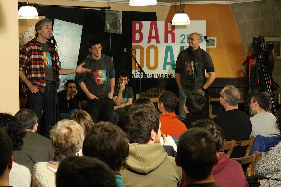 Leitzako taldeko Miel Mari Elosegi 'Luze', Xabat Illarregi eta Diego Riaño, kantuan.