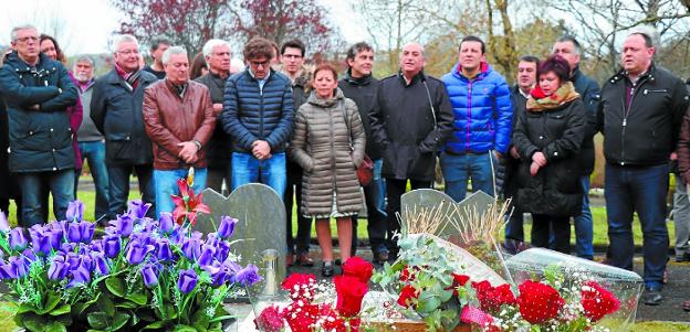 Ofrenda floral. Tomasi Pelaz y sus hijos rodeados de dirigentes socialistas, ayer en Illarraltzueta. 