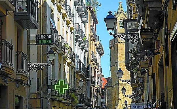 Bloques de edificios en la Parte Vieja de San Sebastián, donde abundan los de más de 50 años de antigüedad. 