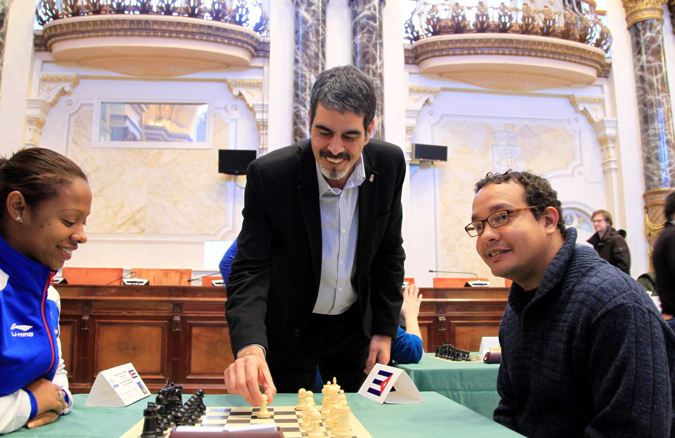 Eneko Goia ha realizado el primer movimiento del torneo rápido de ajedrez organizado en el salón de plenos con motivo del 41 Open Internacional de Ajedrez Ciudad de San Sebastian