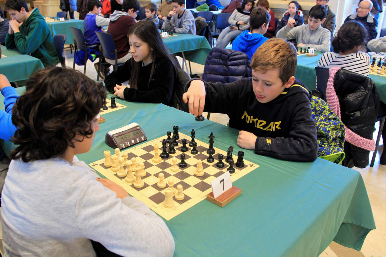 Eneko Goia ha realizado el primer movimiento del torneo rápido de ajedrez organizado en el salón de plenos con motivo del 41 Open Internacional de Ajedrez Ciudad de San Sebastian