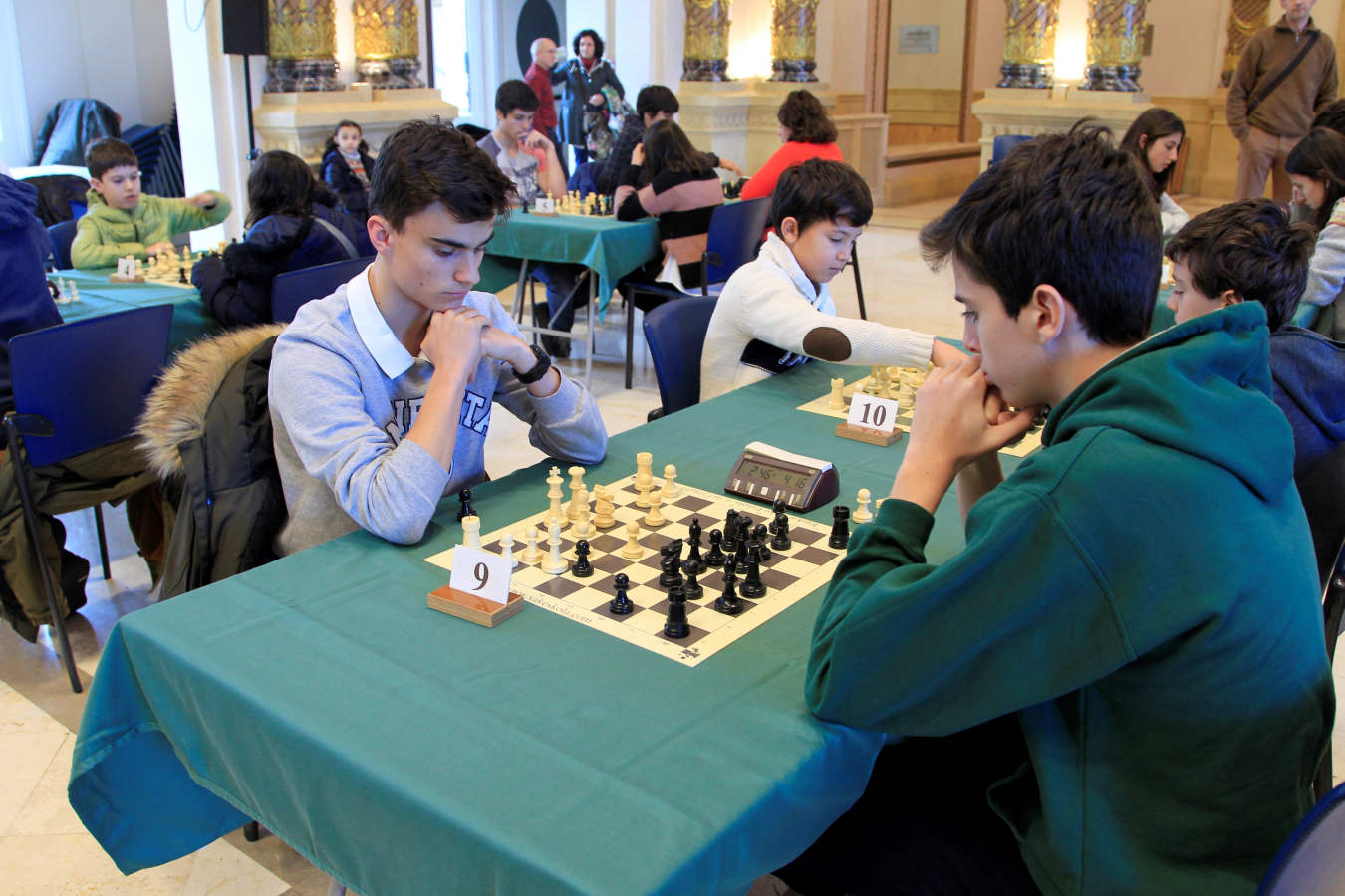 Eneko Goia ha realizado el primer movimiento del torneo rápido de ajedrez organizado en el salón de plenos con motivo del 41 Open Internacional de Ajedrez Ciudad de San Sebastian