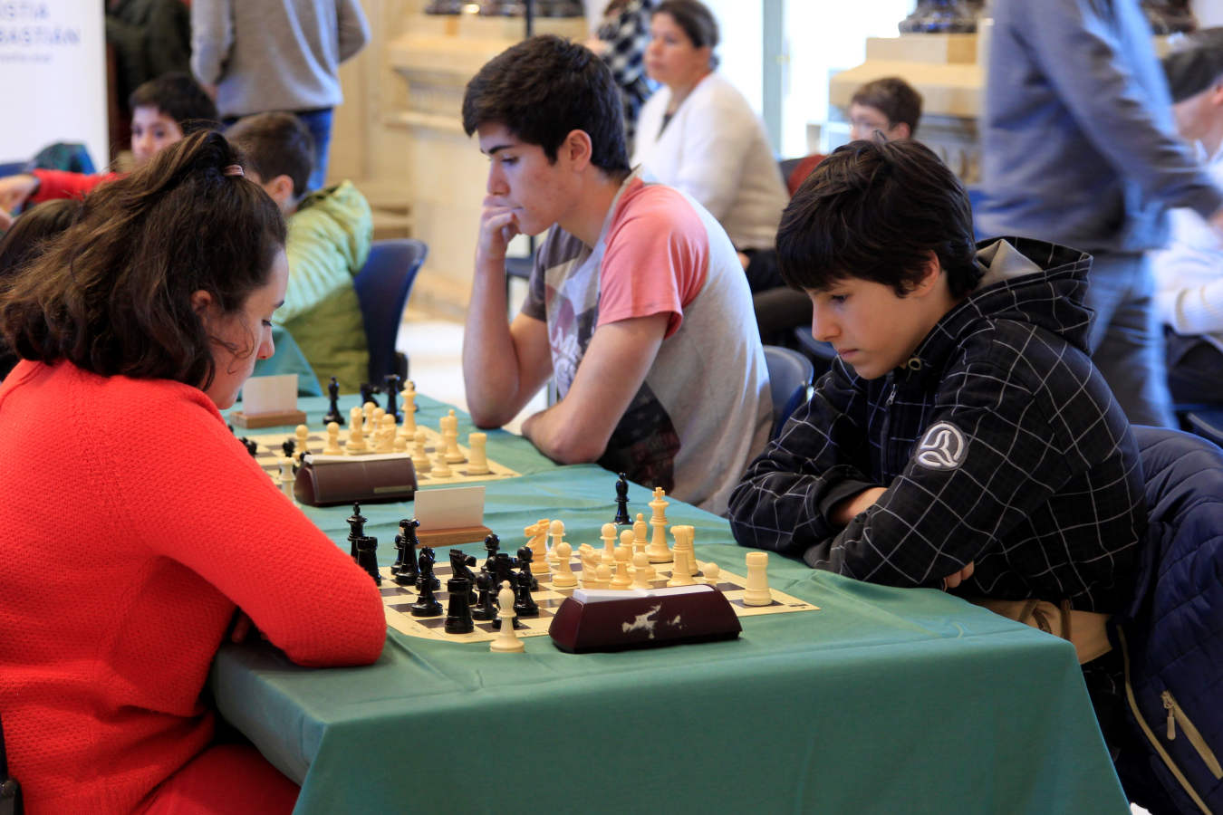 Eneko Goia ha realizado el primer movimiento del torneo rápido de ajedrez organizado en el salón de plenos con motivo del 41 Open Internacional de Ajedrez Ciudad de San Sebastian