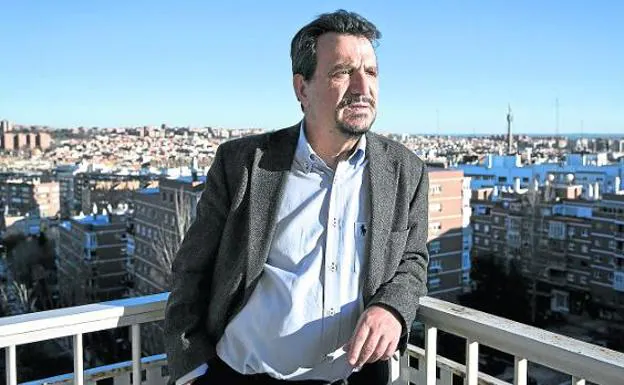 El catedrático de Economía de la Universidad Autónoma de Madrid Santos Ruesga, en su vivienda.