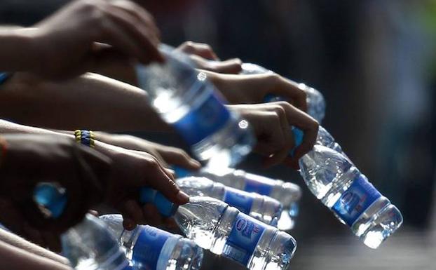 Botellas de agua, siempre a un euro en los aeropuertos