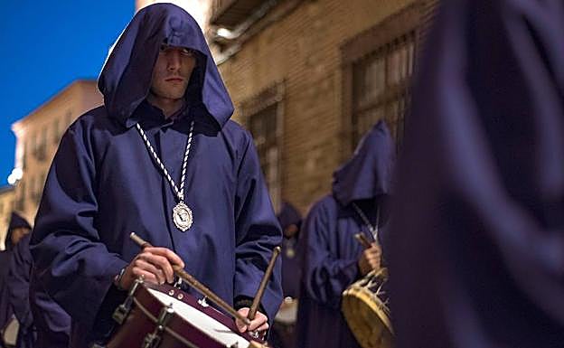 Cofrades del Cristo Nazareno Cautivo, durante la procesión en Toledo. 