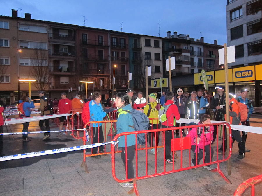 El grupo de montaña Aizkardi, de Amasa-Villabona, celebró el domingo su 50 marcha montañera con gran éxito de participación, 764 personas que desafiaron al mal tiempo con humor. De ellos 316 montañeros partieron a las siete de la mañana desde la plaza de Villabona para completar un recorrido de 43 kilómetros. A las ocho fueron 448 los que dieron comienzo a la marcha con el objetivo de hacer 22 kilómetros. El barro fue el mayor enemigo y lo positivo que la lluvia dio tregua. Gorka Zubeldia recibió el premio Shebe Peña.