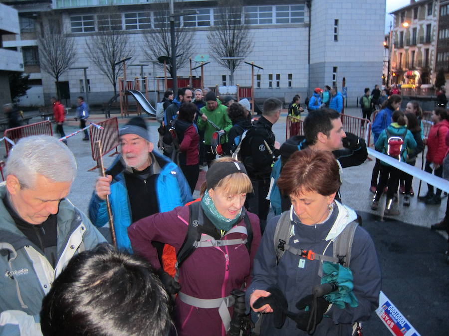 El grupo de montaña Aizkardi, de Amasa-Villabona, celebró el domingo su 50 marcha montañera con gran éxito de participación, 764 personas que desafiaron al mal tiempo con humor. De ellos 316 montañeros partieron a las siete de la mañana desde la plaza de Villabona para completar un recorrido de 43 kilómetros. A las ocho fueron 448 los que dieron comienzo a la marcha con el objetivo de hacer 22 kilómetros. El barro fue el mayor enemigo y lo positivo que la lluvia dio tregua. Gorka Zubeldia recibió el premio Shebe Peña.