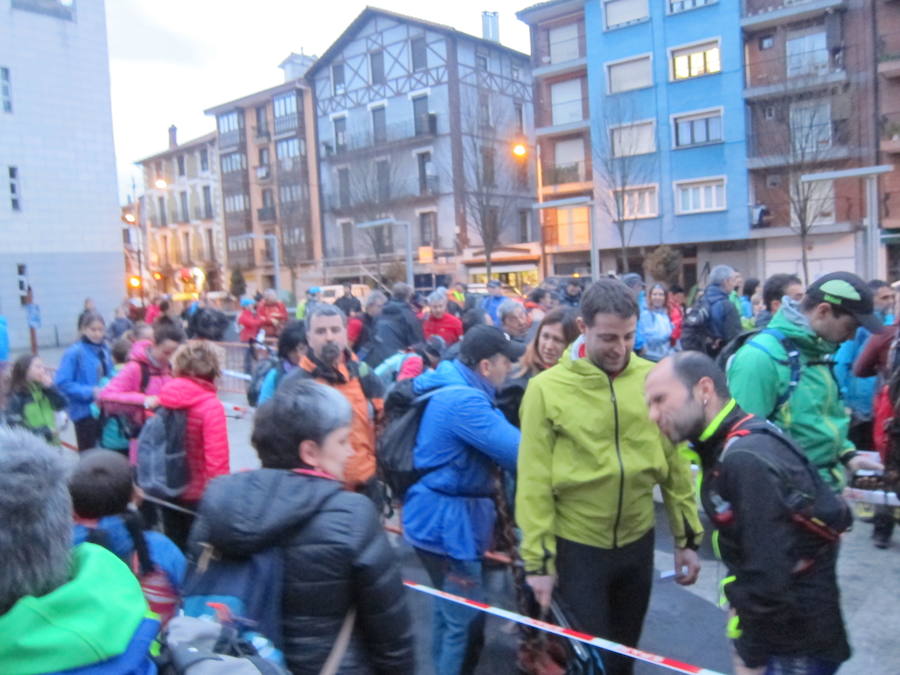 El grupo de montaña Aizkardi, de Amasa-Villabona, celebró el domingo su 50 marcha montañera con gran éxito de participación, 764 personas que desafiaron al mal tiempo con humor. De ellos 316 montañeros partieron a las siete de la mañana desde la plaza de Villabona para completar un recorrido de 43 kilómetros. A las ocho fueron 448 los que dieron comienzo a la marcha con el objetivo de hacer 22 kilómetros. El barro fue el mayor enemigo y lo positivo que la lluvia dio tregua. Gorka Zubeldia recibió el premio Shebe Peña.