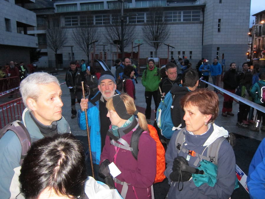 El grupo de montaña Aizkardi, de Amasa-Villabona, celebró el domingo su 50 marcha montañera con gran éxito de participación, 764 personas que desafiaron al mal tiempo con humor. De ellos 316 montañeros partieron a las siete de la mañana desde la plaza de Villabona para completar un recorrido de 43 kilómetros. A las ocho fueron 448 los que dieron comienzo a la marcha con el objetivo de hacer 22 kilómetros. El barro fue el mayor enemigo y lo positivo que la lluvia dio tregua. Gorka Zubeldia recibió el premio Shebe Peña.