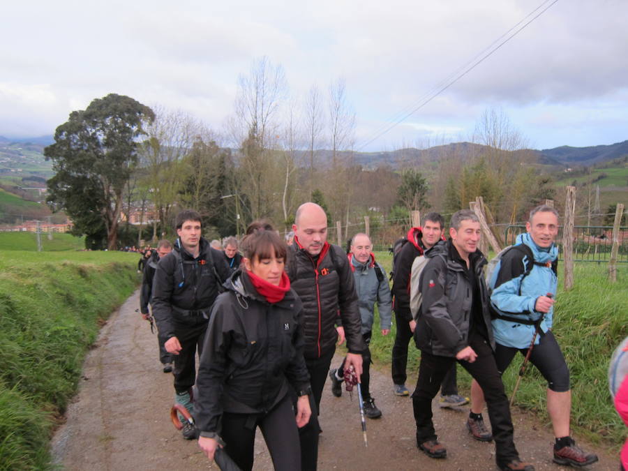 El grupo de montaña Aizkardi, de Amasa-Villabona, celebró el domingo su 50 marcha montañera con gran éxito de participación, 764 personas que desafiaron al mal tiempo con humor. De ellos 316 montañeros partieron a las siete de la mañana desde la plaza de Villabona para completar un recorrido de 43 kilómetros. A las ocho fueron 448 los que dieron comienzo a la marcha con el objetivo de hacer 22 kilómetros. El barro fue el mayor enemigo y lo positivo que la lluvia dio tregua. Gorka Zubeldia recibió el premio Shebe Peña.