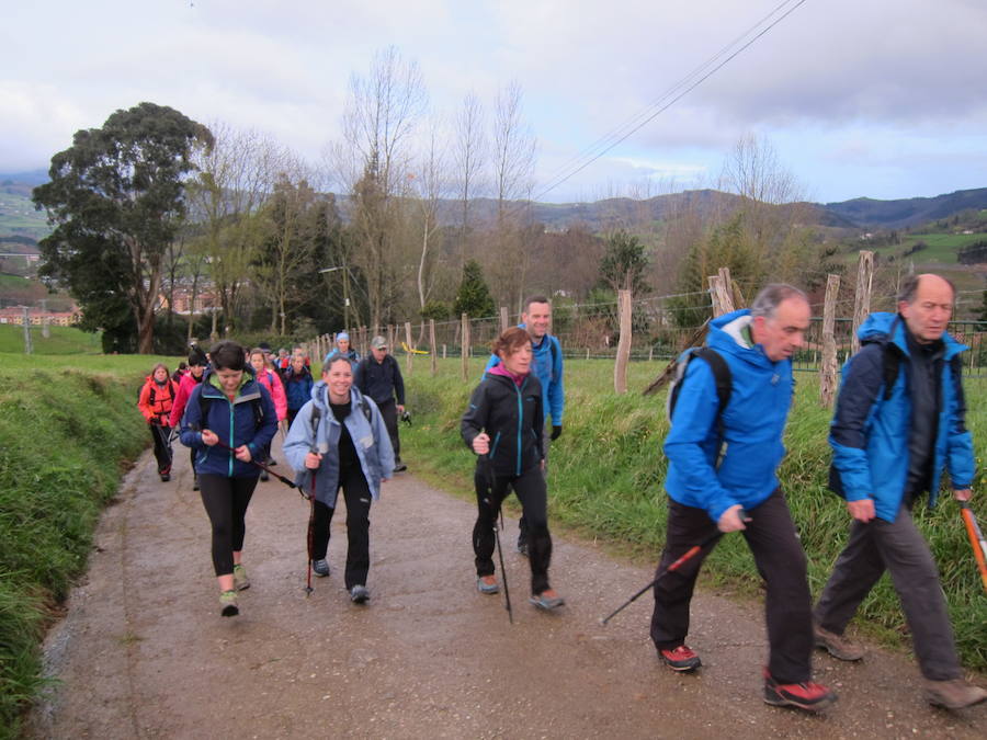 El grupo de montaña Aizkardi, de Amasa-Villabona, celebró el domingo su 50 marcha montañera con gran éxito de participación, 764 personas que desafiaron al mal tiempo con humor. De ellos 316 montañeros partieron a las siete de la mañana desde la plaza de Villabona para completar un recorrido de 43 kilómetros. A las ocho fueron 448 los que dieron comienzo a la marcha con el objetivo de hacer 22 kilómetros. El barro fue el mayor enemigo y lo positivo que la lluvia dio tregua. Gorka Zubeldia recibió el premio Shebe Peña.