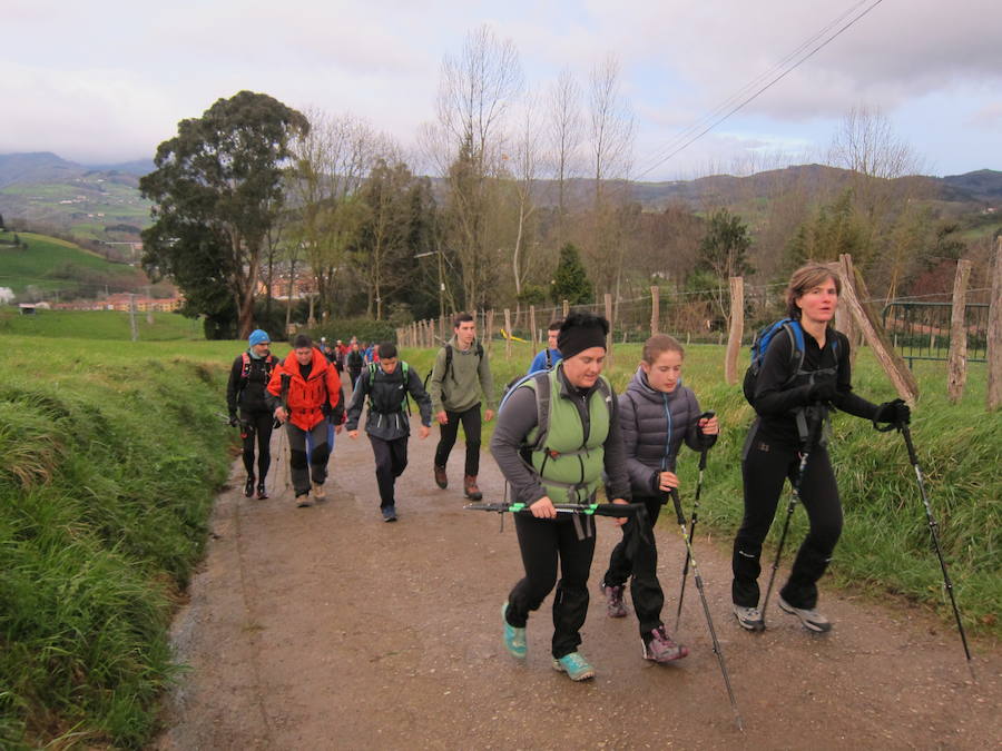 El grupo de montaña Aizkardi, de Amasa-Villabona, celebró el domingo su 50 marcha montañera con gran éxito de participación, 764 personas que desafiaron al mal tiempo con humor. De ellos 316 montañeros partieron a las siete de la mañana desde la plaza de Villabona para completar un recorrido de 43 kilómetros. A las ocho fueron 448 los que dieron comienzo a la marcha con el objetivo de hacer 22 kilómetros. El barro fue el mayor enemigo y lo positivo que la lluvia dio tregua. Gorka Zubeldia recibió el premio Shebe Peña.