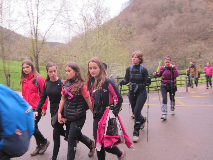 El grupo de montaña Aizkardi, de Amasa-Villabona, celebró el domingo su 50 marcha montañera con gran éxito de participación, 764 personas que desafiaron al mal tiempo con humor. De ellos 316 montañeros partieron a las siete de la mañana desde la plaza de Villabona para completar un recorrido de 43 kilómetros. A las ocho fueron 448 los que dieron comienzo a la marcha con el objetivo de hacer 22 kilómetros. El barro fue el mayor enemigo y lo positivo que la lluvia dio tregua. Gorka Zubeldia recibió el premio Shebe Peña.